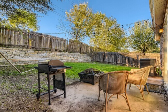 Building Photo - Fully Furnished 3 Bedroom near Greenbelt in Southeast Austin- Easy Access to 35!