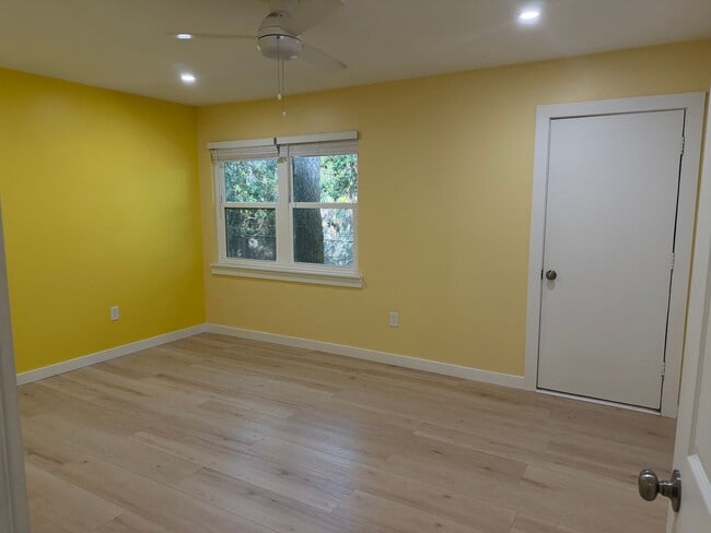 Building Photo - Updated Townhouse on the North End of Hilton Head