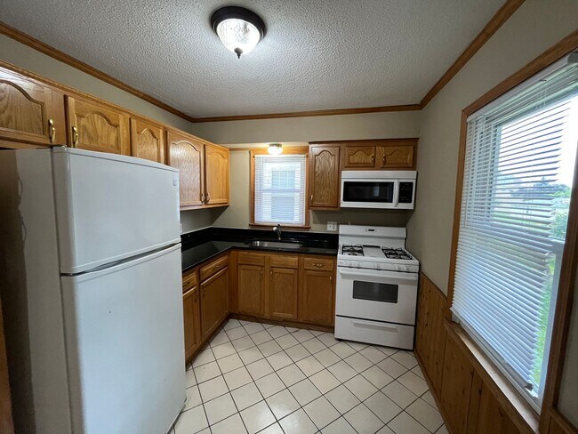 Building Photo - Gorgeous 2 Bedroom House with Massive Two Car Garage! Apply Today!