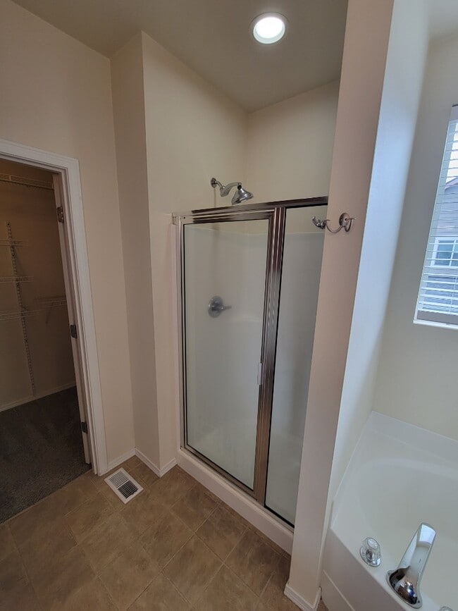 Building Photo - Spacious & Stylish 3-Bedroom Home in a Desirable Neighborhood!