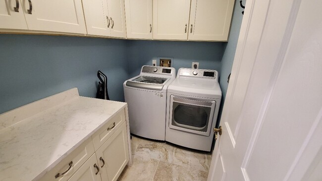 Building Photo - Bouchelle Condo Available August 24th!!!