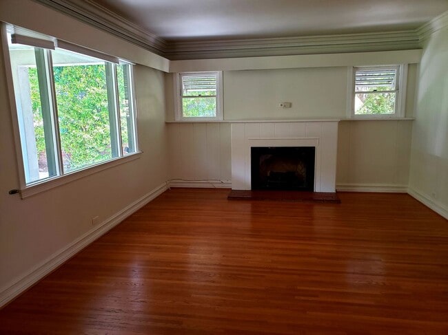 Building Photo - 1710 Oakwood St