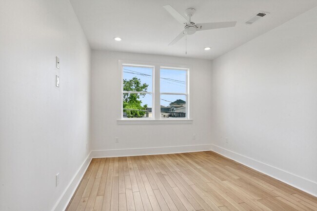 Building Photo - Newly Renovated 2BD/2.5BA with Covered Driveway