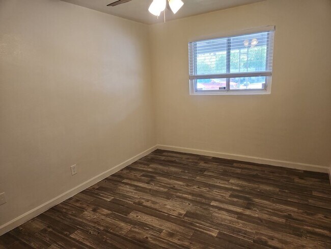 Building Photo - Coming Soon! 3 Bed, 1 Bath, Accross from GCU!! (Available on 06/15/26)