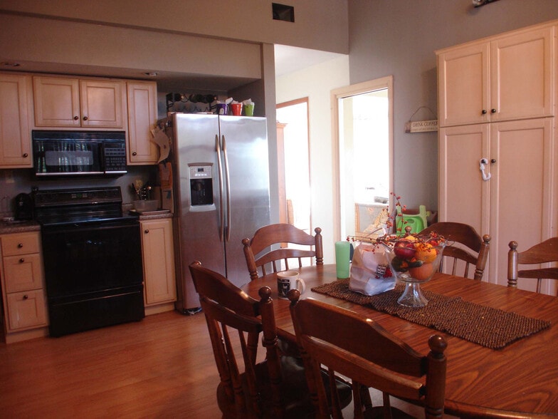 Building Photo - 8074 Rolling Hills Dr
