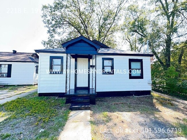 Primary Photo - 221 E 19th St