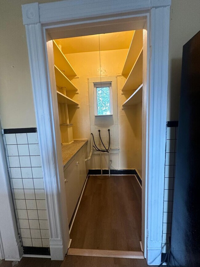 Building Photo - 505 Birch St