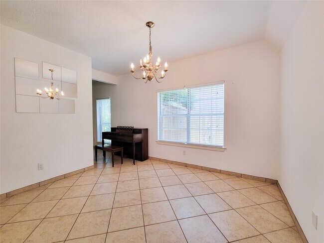 Building Photo - 2431 Edgewood Dr