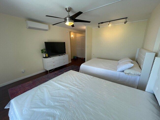 Building Photo - Skyline Living | Furnished 2-Bedroom with ...