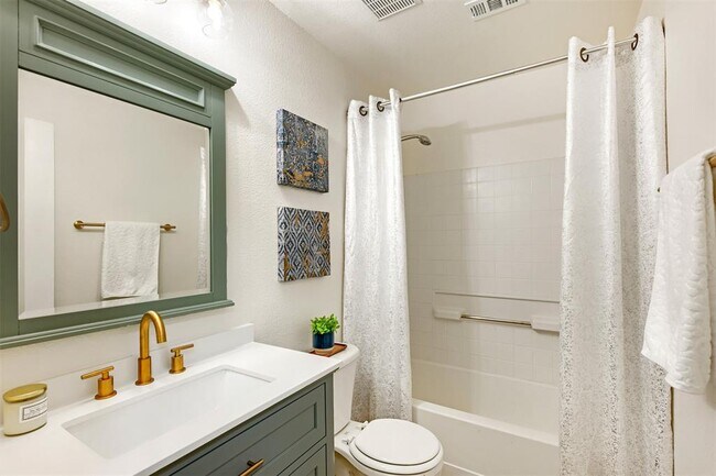 Building Photo - 208 Buttercup Way