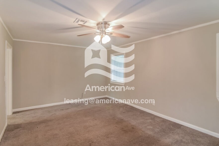 Building Photo - 2716 Colonial Dr