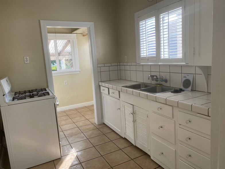 Kitchen - 508 W Holly Ave