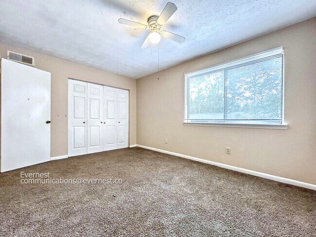 Building Photo - 925 Pine Oak Trail
