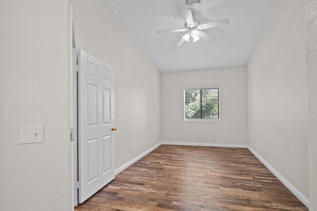 Building Photo - 424 Tava Ln