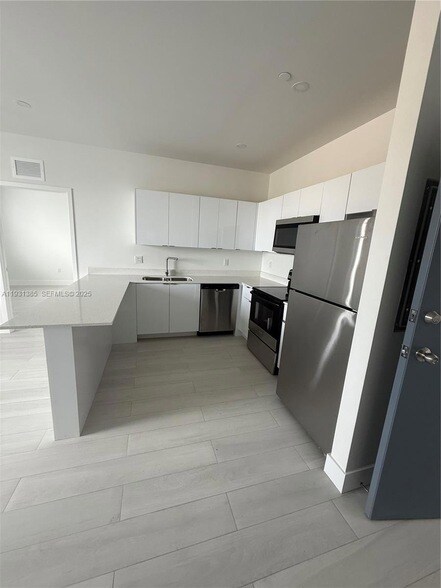 Building Photo - 1091 E 17th St