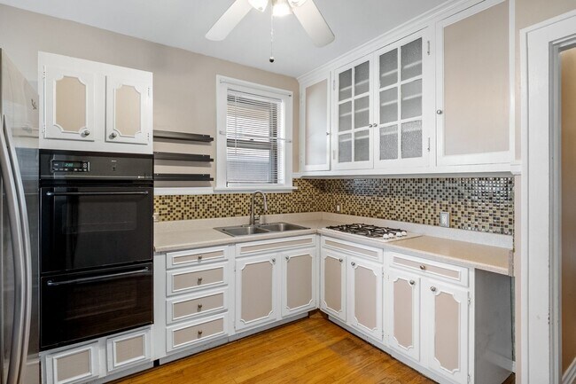 Building Photo - 4955 Tholozan Ave