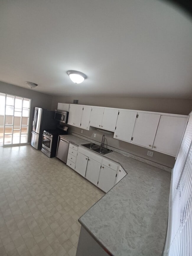 Building Photo - Don't miss out on this great Duplex!