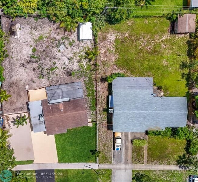 Building Photo - 621 NE 44th St