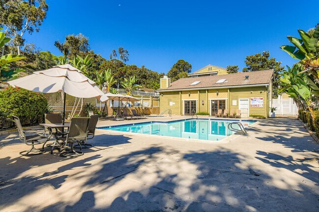 Building Photo - Renovated 3-Bed Condo with In-Unit Laundry, Garage & Pool