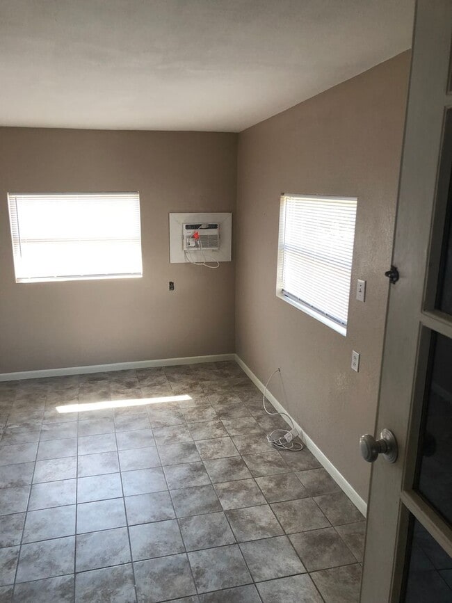 Building Photo - Remodeled 4/2 Home-Lawncare Included