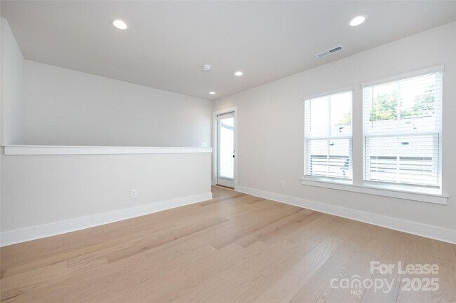 Building Photo - 320 S Turner Ave