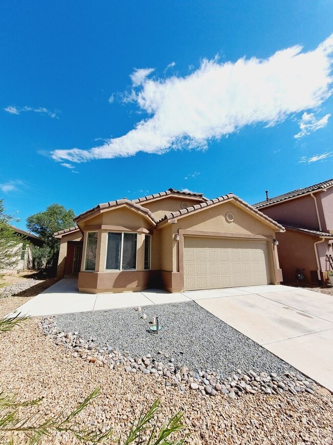 Building Photo - Great 3 bed, 2 bath, 1575 sq ft home in Huning Ranch!