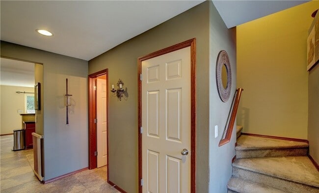 Building Photo - Beautiful 3 bed Home in Country Woods!