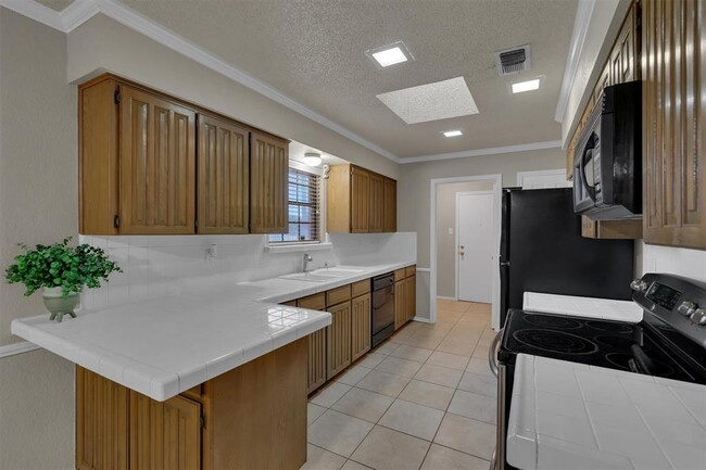 Building Photo - 7825 Silveridge Dr
