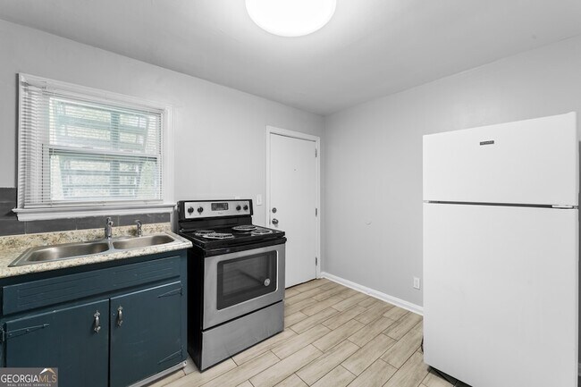 Building Photo - 147 Burnside St