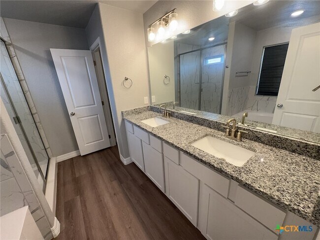 Building Photo - 907 Holliday Dr
