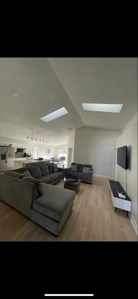 Building Photo - 413 Woodlark Dr