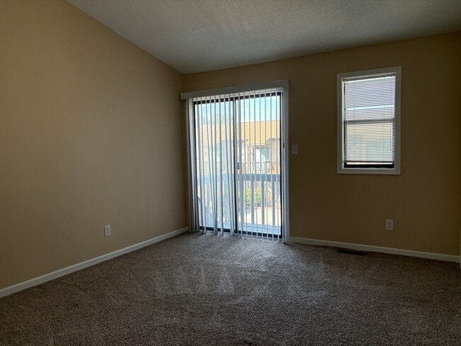 Building Photo - 2 Bedroom, 1.5 Bathroom Condo in Winston-S...