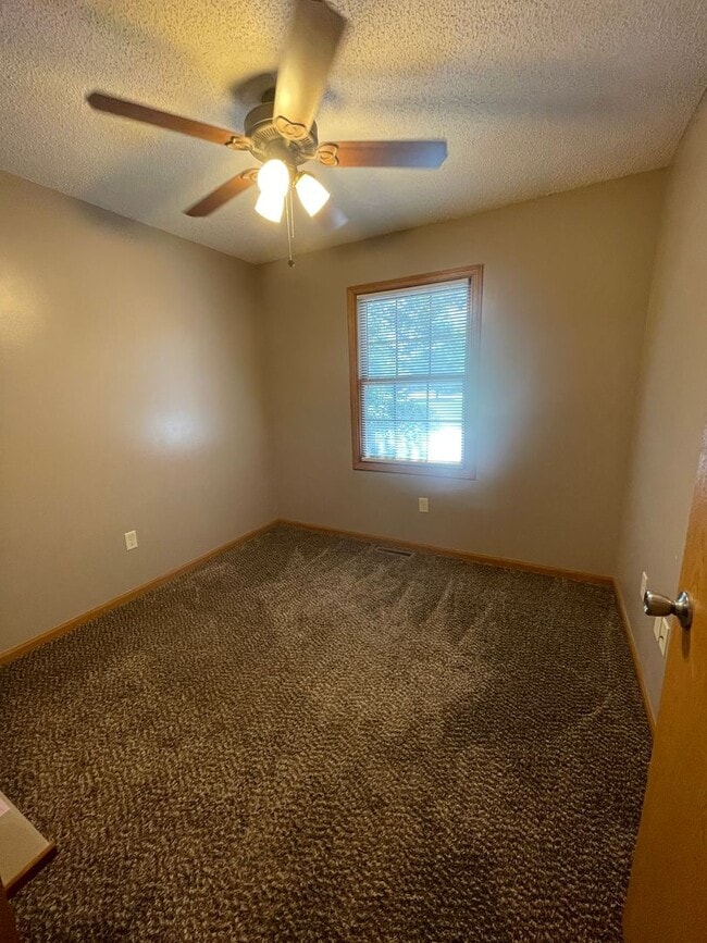 Building Photo - Great Townhome! Close to Campus!