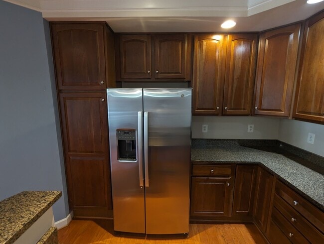 Building Photo - Two level condo in URBANA School District ...