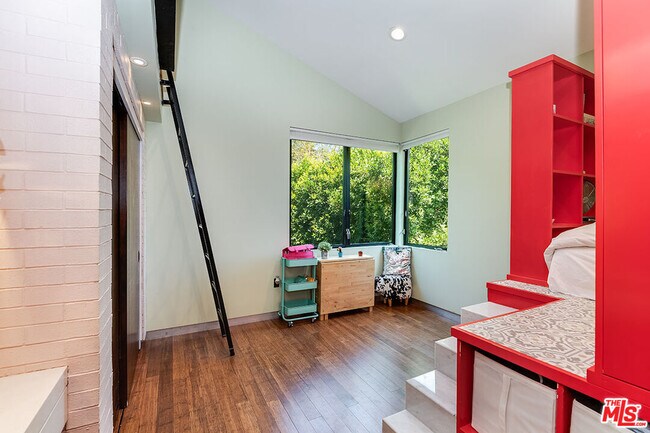 Building Photo - 4233 Shadyglade Ave