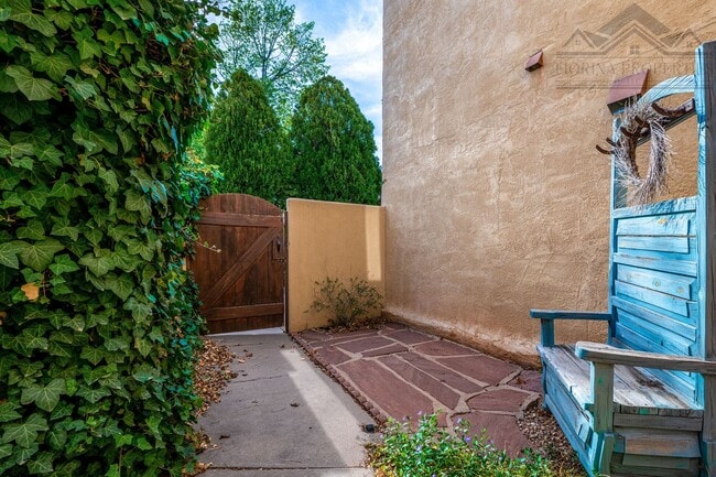 Building Photo - Southwest Charm In Park Plazas