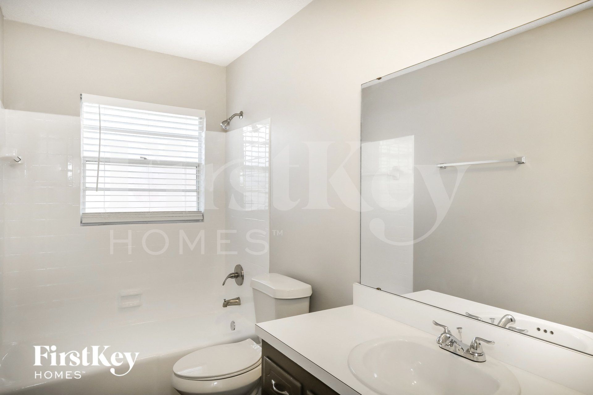 Building Photo - 2410 Oakdale Dr N