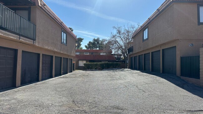 Building Photo - BEAUTIFUL 2 BEDS 1 1/2  BATHROOM APARTMENT