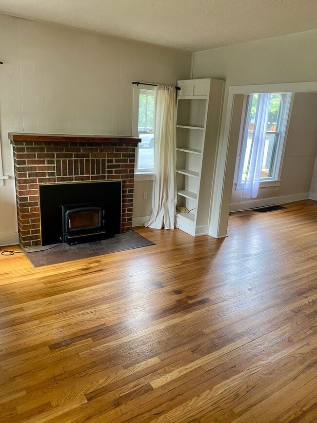 Building Photo - Available for 2026-2027 Fall Pre-Leasing! ...