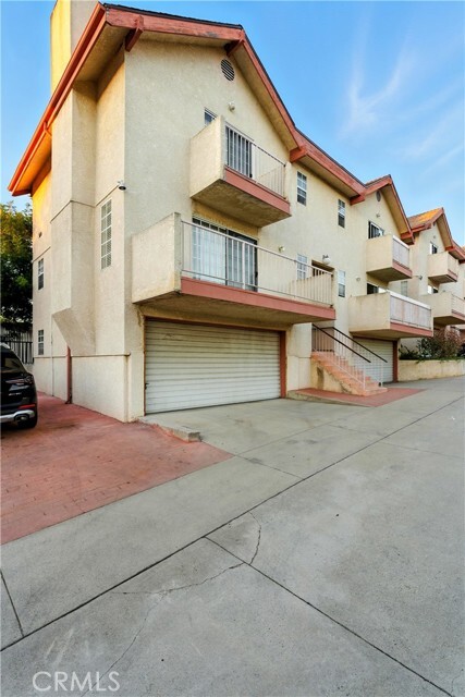 Building Photo - 10433 Plainview Ave