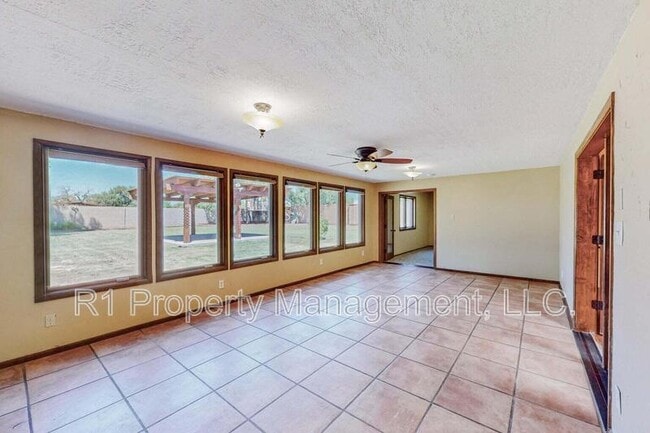 Building Photo - 501 Calle del la Angel