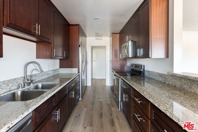 Building Photo - 5454 Zelzah Ave