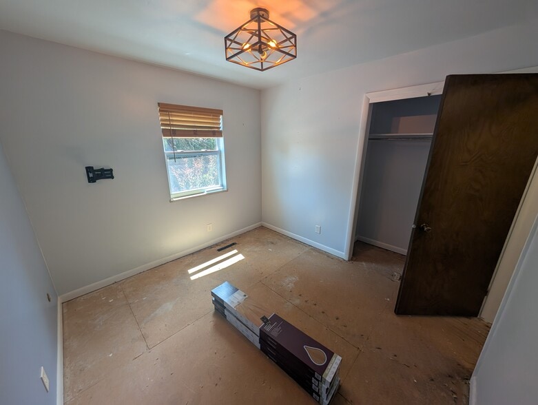 Building Photo - 204 E Swallow Rd