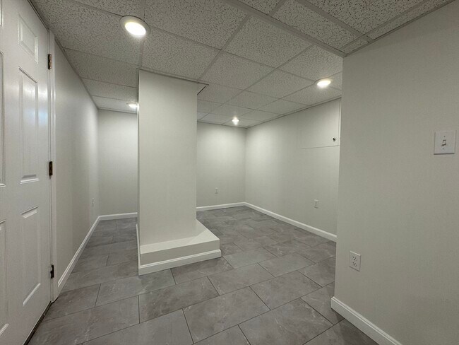 Building Photo - 6 Rockland Pl
