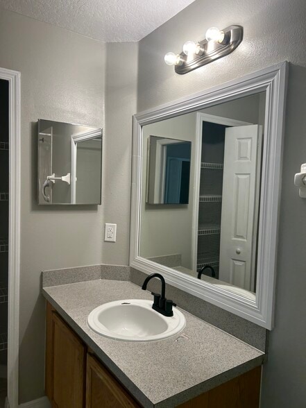Master bathroom - 700 Wilson St