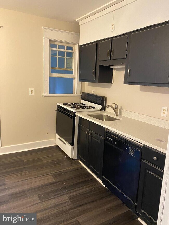 Building Photo - 360 Elm Ave