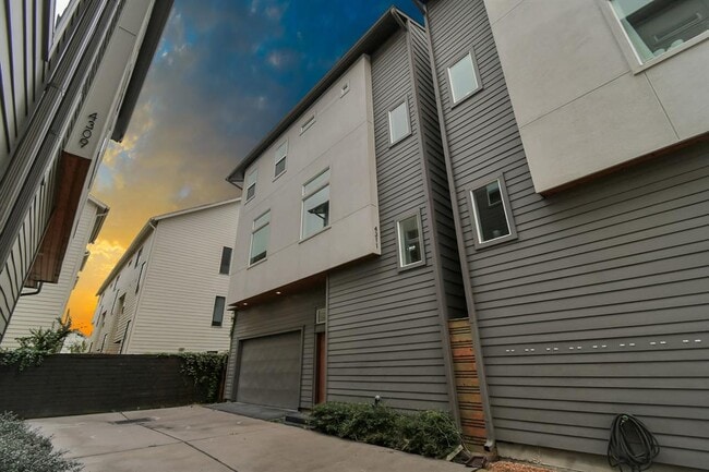 Building Photo - 4311 Marina St