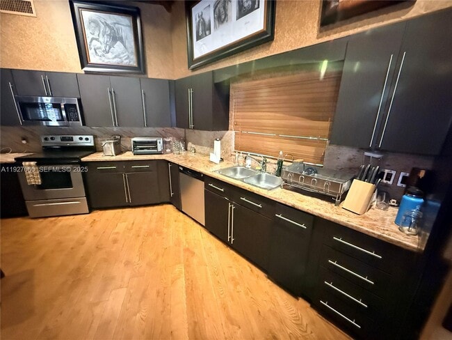 Building Photo - 5877 SW 123rd Ave