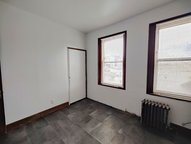 Building Photo - *Spacious 2BD/1BA Single-Family Home Available in Oakland*