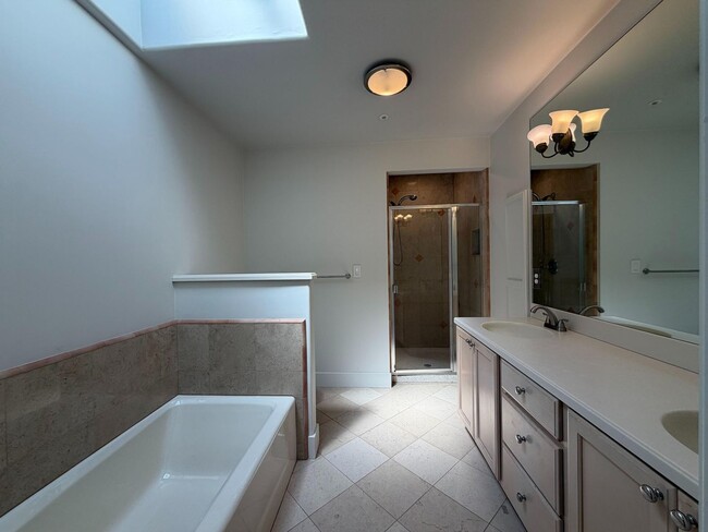 Building Photo - Luxury Pacific Heights 3BD/2.5BA with Private Rooftop Deck